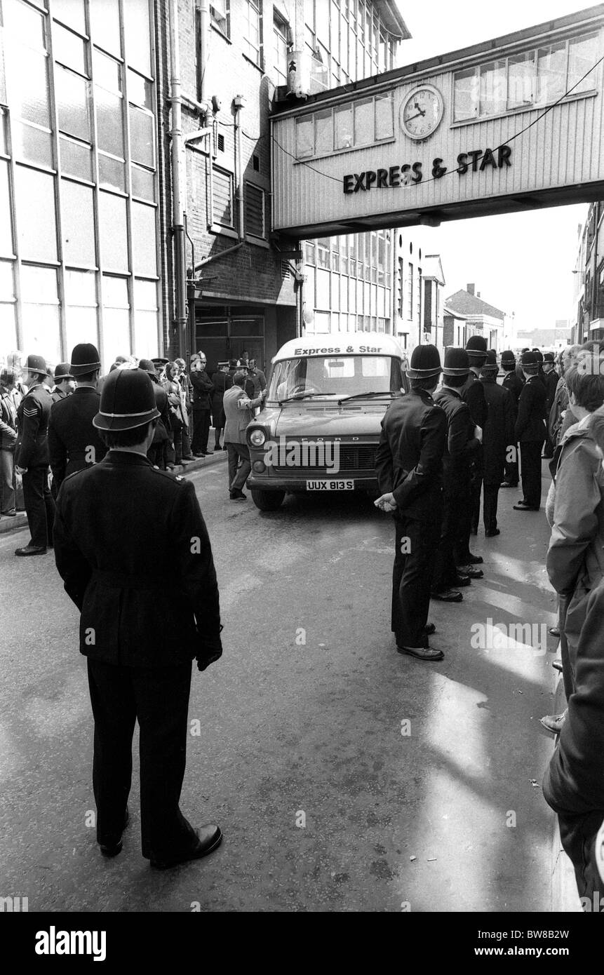 Les travailleurs de l'imprimerie de NGA piquent dans les bureaux des journaux Express et Star en 1985 PHOTO DE DAVID BAGNALL Banque D'Images