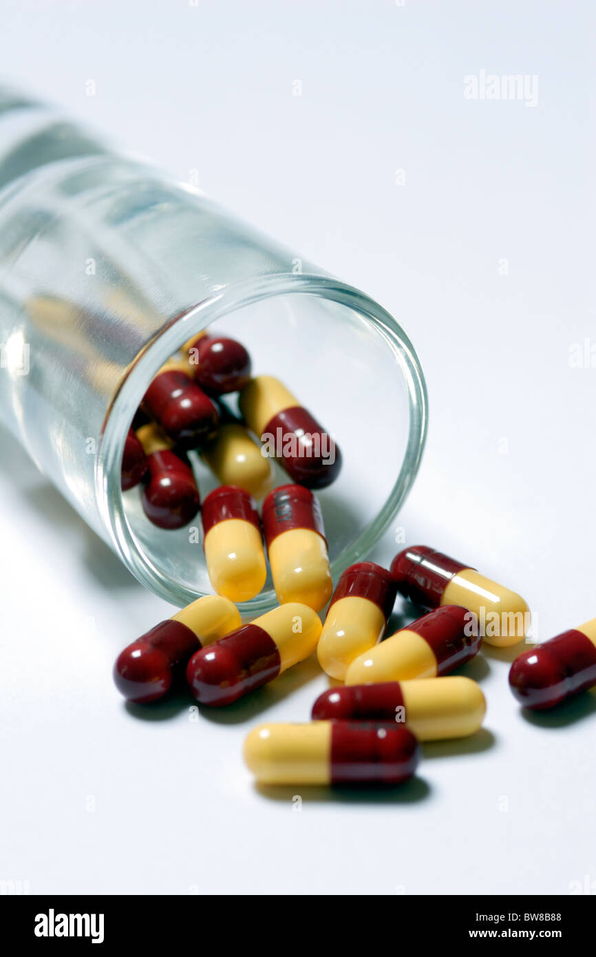 Antibiotiques répandu de verre Banque D'Images