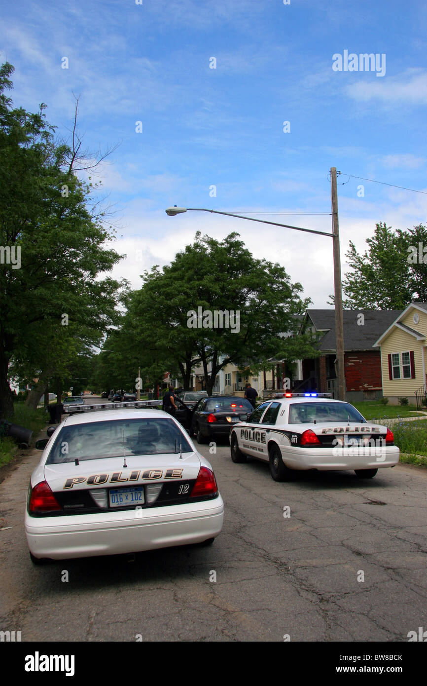 Grosse Pointe Park police squad véhicules traversent la frontière de Detroit. Banque D'Images