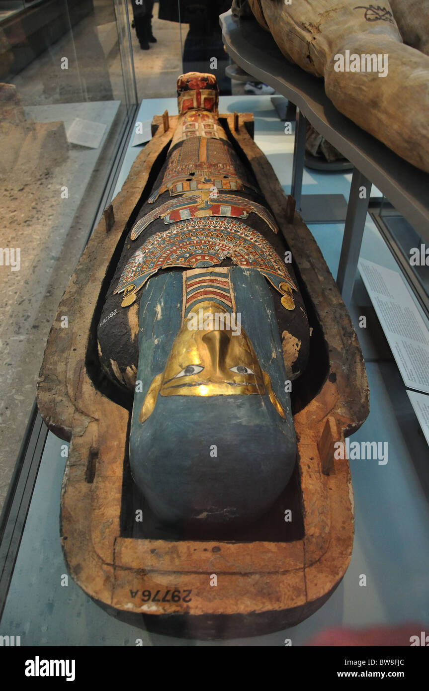 Cercueil en bois peint, le British Museum, Great Russell Street, Bloomsbury, Londres, Angleterre, Royaume-Uni Banque D'Images