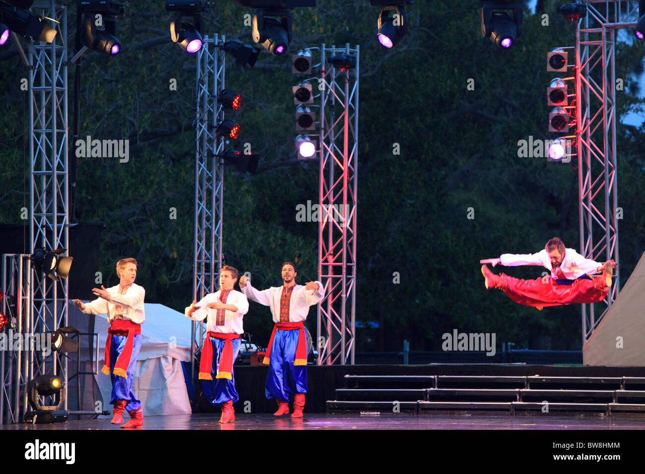 Roztiazhka danseurs cosaques ukrainiens sous le feux des Festivals Swan célébrant Diwali n Perth, Australie occidentale Banque D'Images