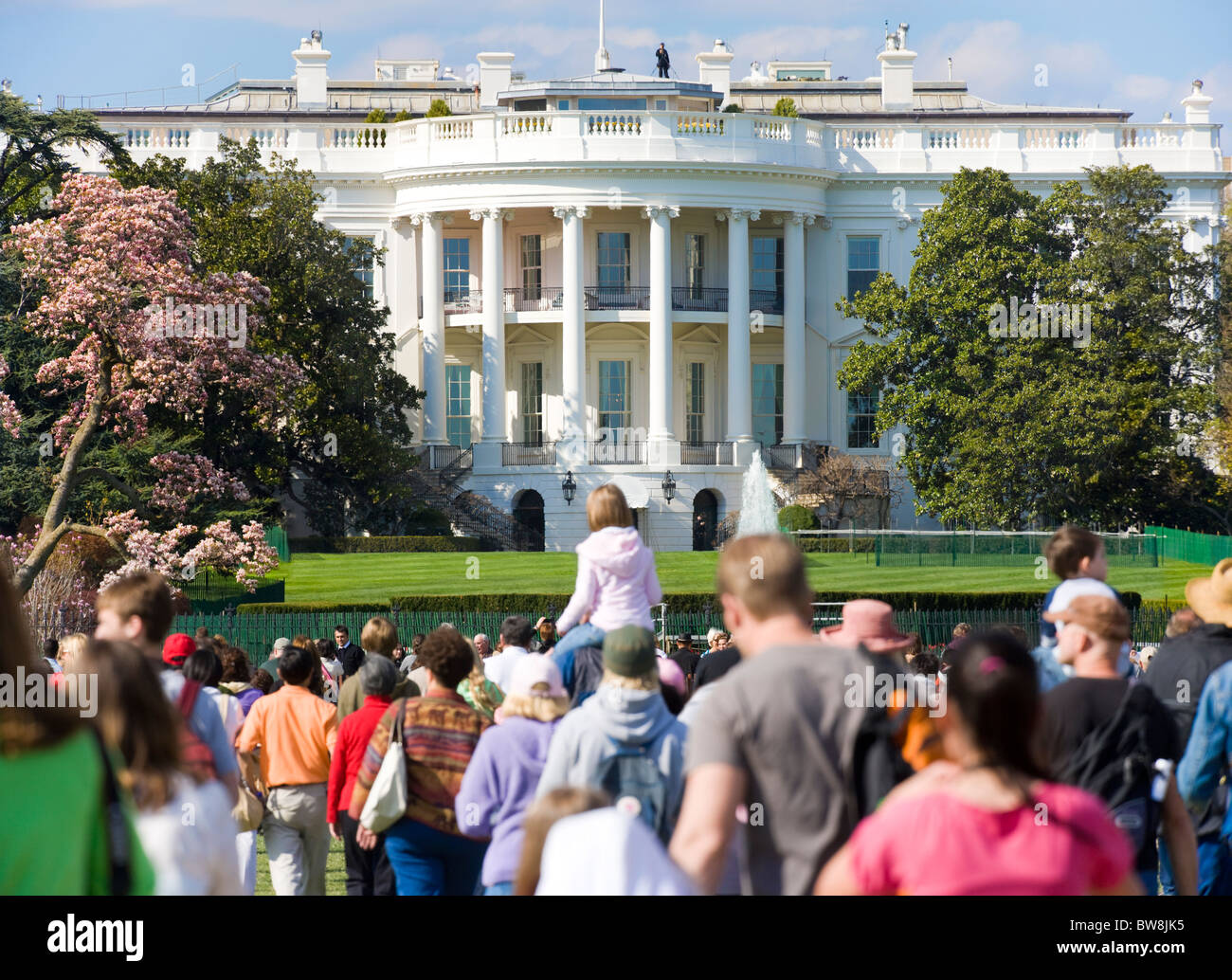 Des foules de touristes à la recherche du côté sud de la Maison Blanche à partir de l'Ellipse au printemps. Washington D.C. USA U.S.A. Banque D'Images