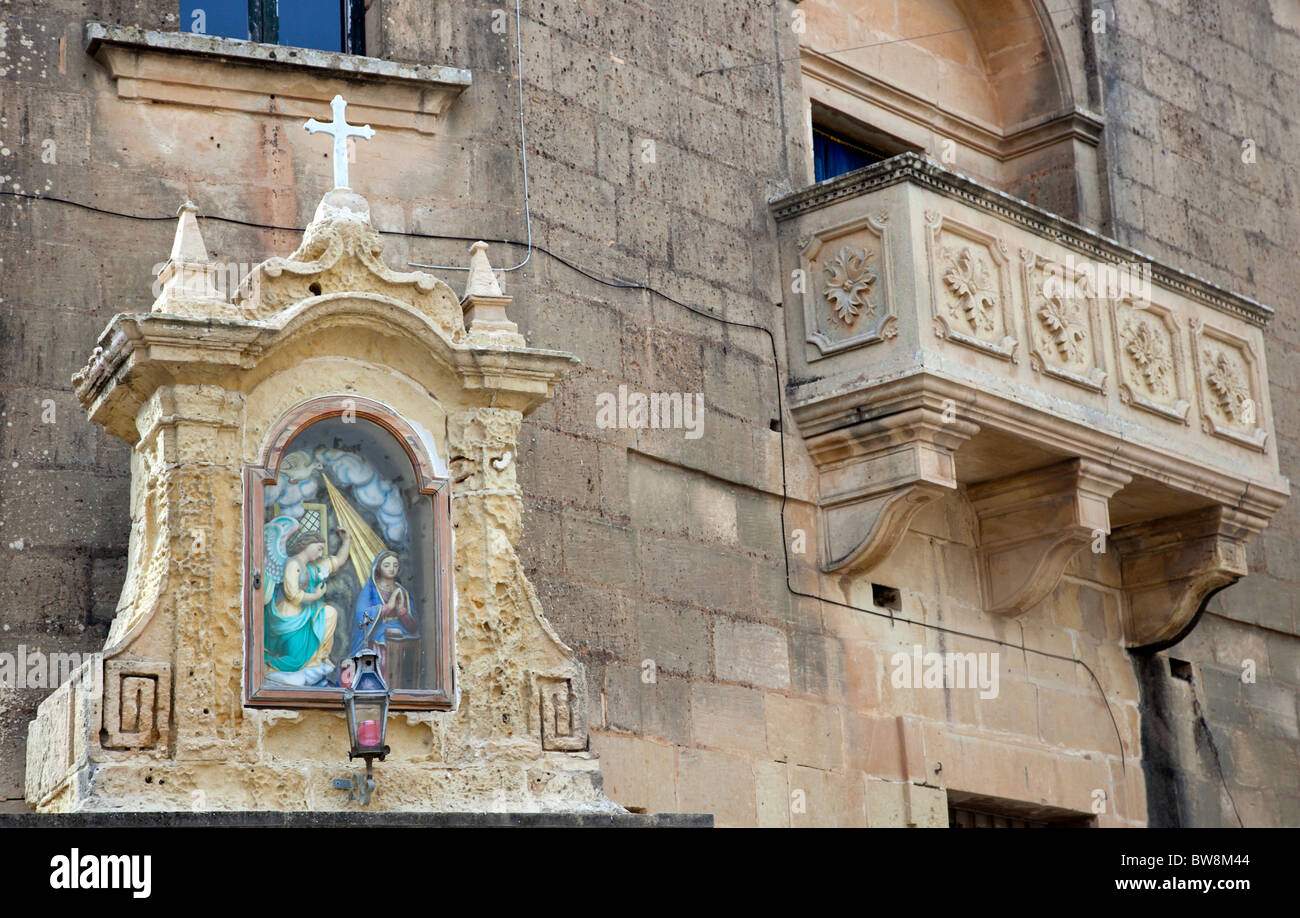 Façade d'une maison ancienne et de coin à Ghasri niche à Gozo à Malte. Banque D'Images