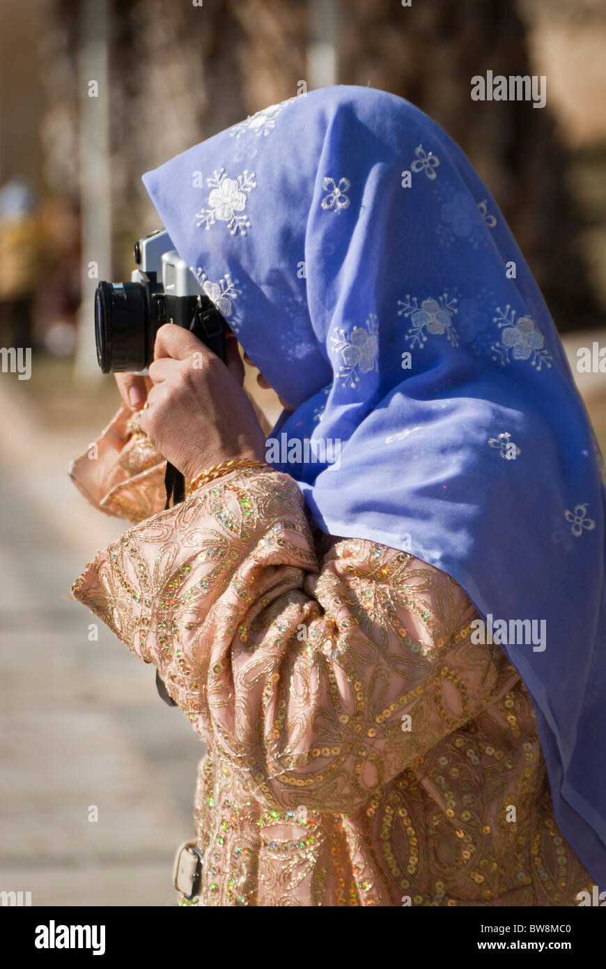 Femme avec des vêtements traditionnels de prendre une photo avec un vieil appareil photo, Sanliurfa, Turquie, Asie Banque D'Images