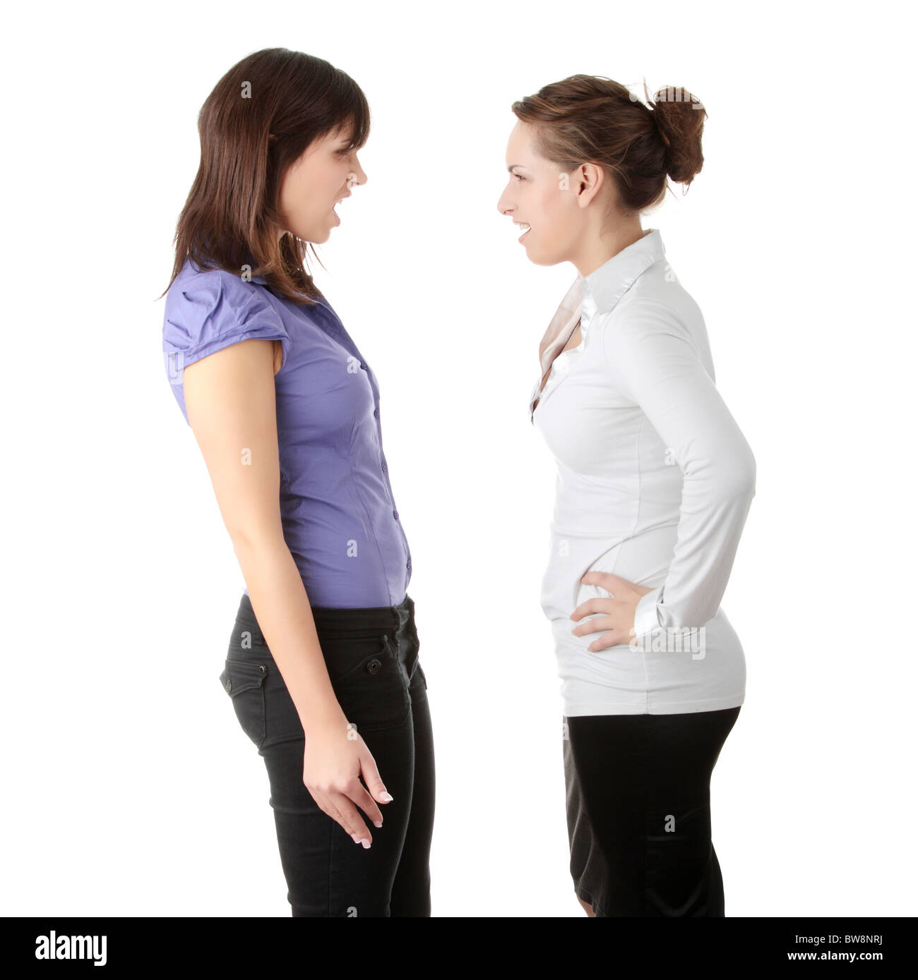 Deux jeunes femme soutenant, isolé sur fond blanc Banque D'Images