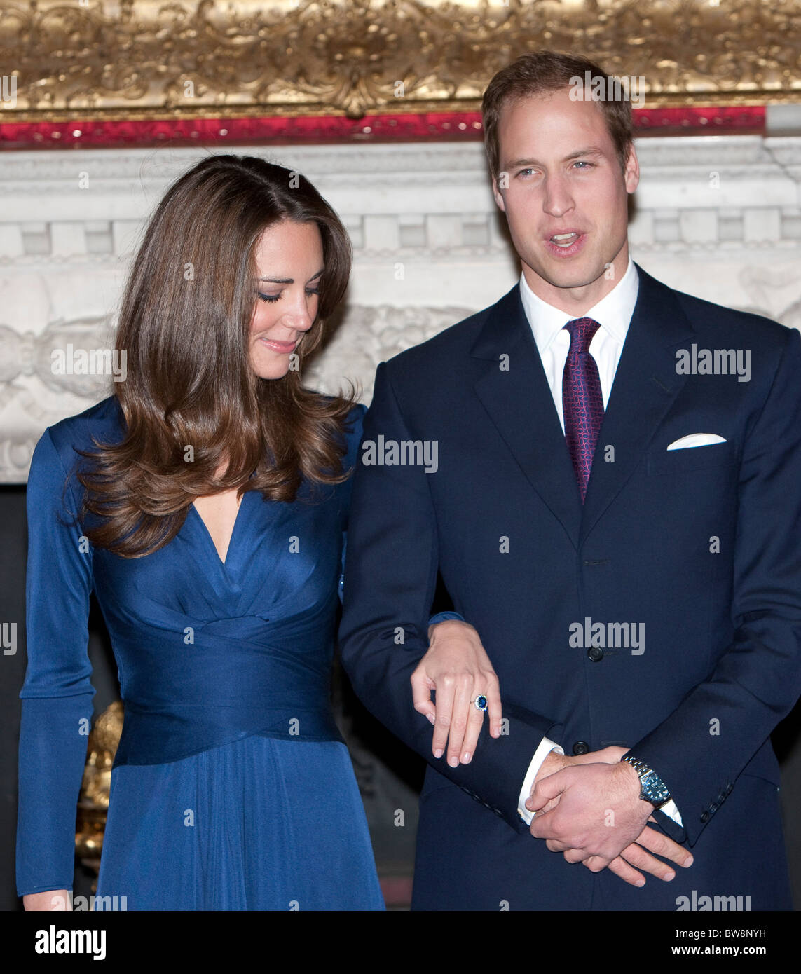 Le prince William annonce ses fiançailles avec Kate Middleton dans l'État  Les chambres du Palais St James à Londres Photo Stock - Alamy