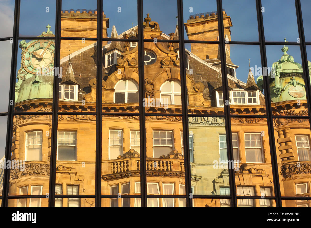 Une réflexion de l'Emerson Édifice Chambers dans le verre de l'architecture de Eldon Square. Banque D'Images