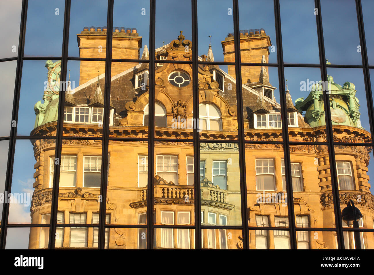 Une réflexion par l'Eldon Square verre d'Emerson à l'édifice Chambers à Newcastle, Tyne et Wear, Angleterre. Banque D'Images