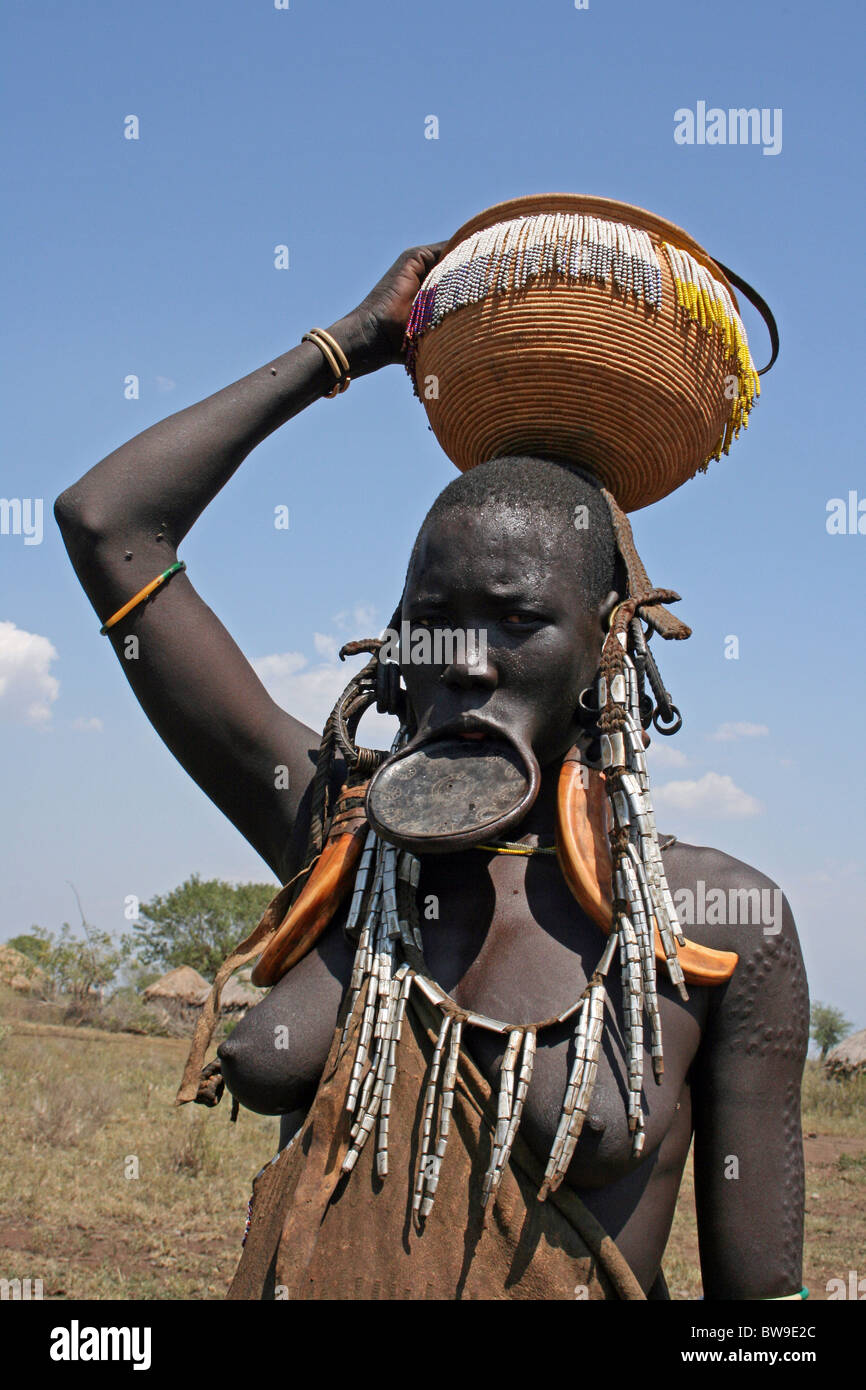 Femme de la tribu Mursi avec la lèvre-plate vallée de l'Omo, Ethiopie Banque D'Images