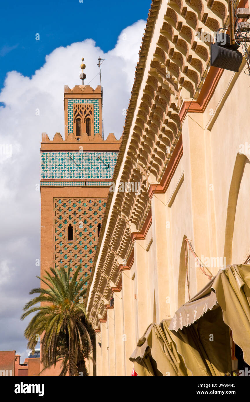 Vue le long des murs de la mosquée de la Kasbah, Marrakech, Maroc Banque D'Images