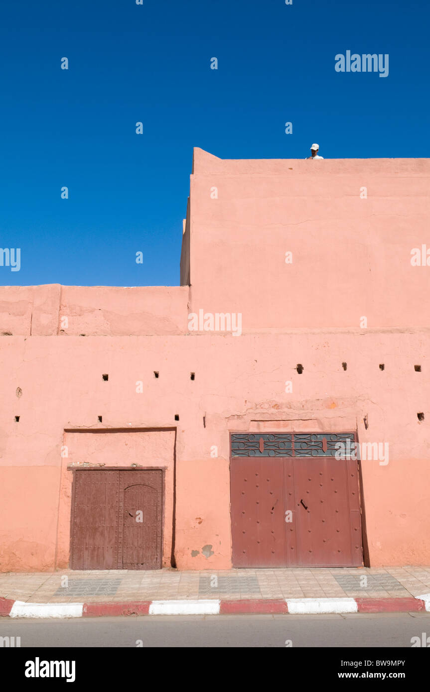 Chambre au Maroc avec des murs orange rose Banque D'Images