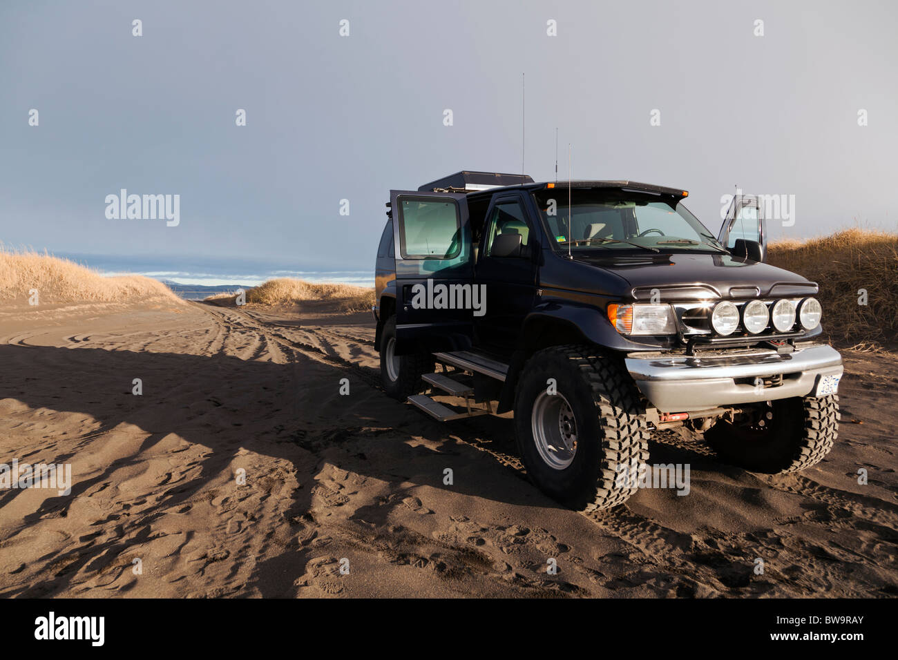 Une modification Ford E-350 sur une plage volcanique noire, côte sud-ouest de l'Islande. Banque D'Images