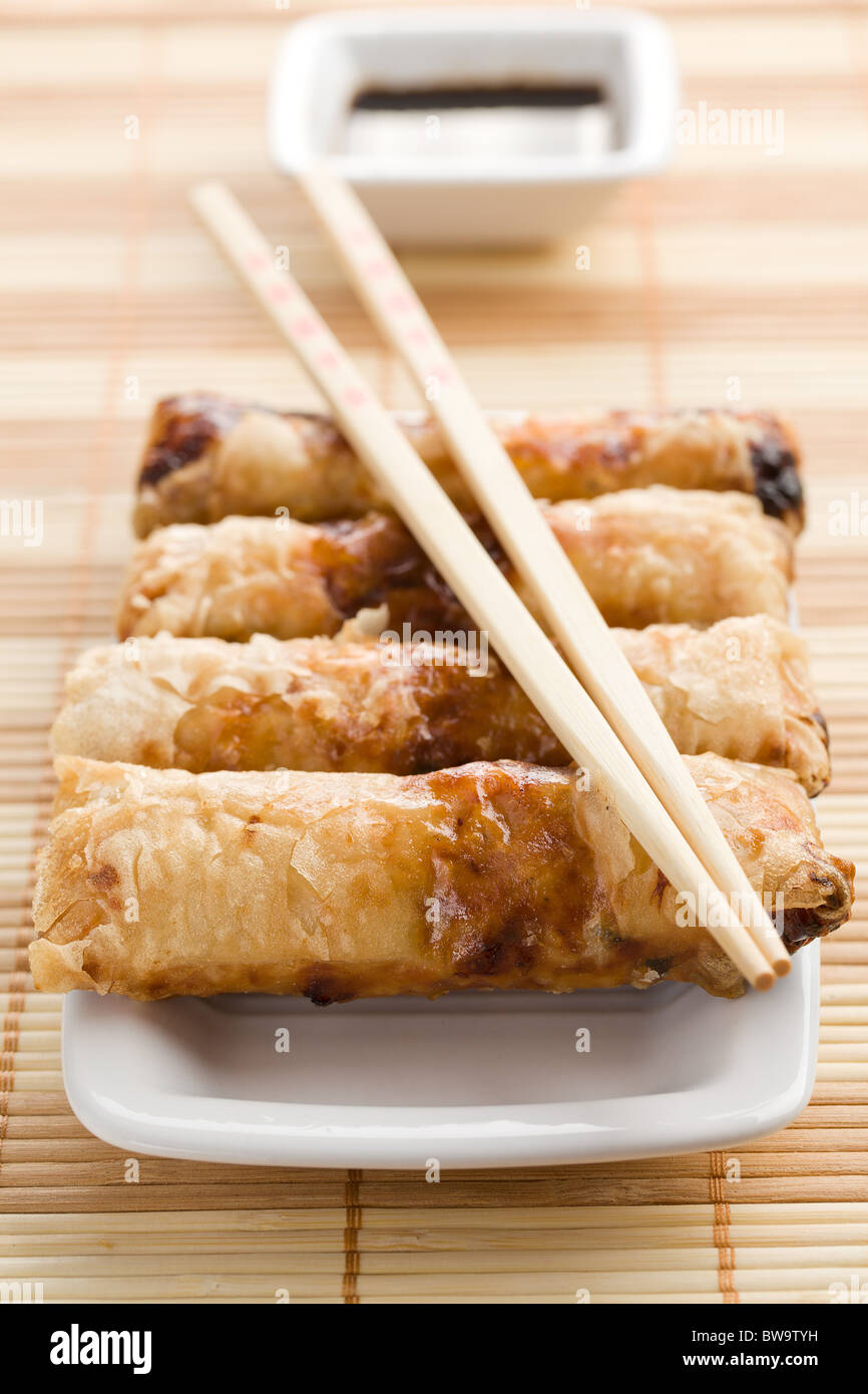 Des rouleaux de printemps sur le roseau napperons Banque D'Images