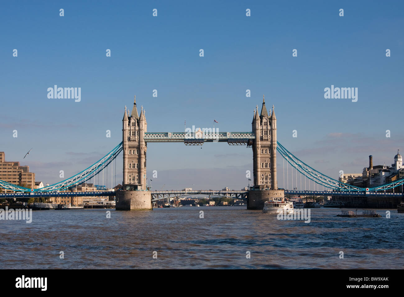 Tower Bridge, traversant la Tamise à Londres, Angleterre Banque D'Images