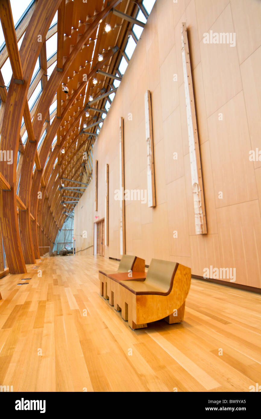 Chaises en bois vide face à la fenêtre dans un musée d'Art Banque D'Images