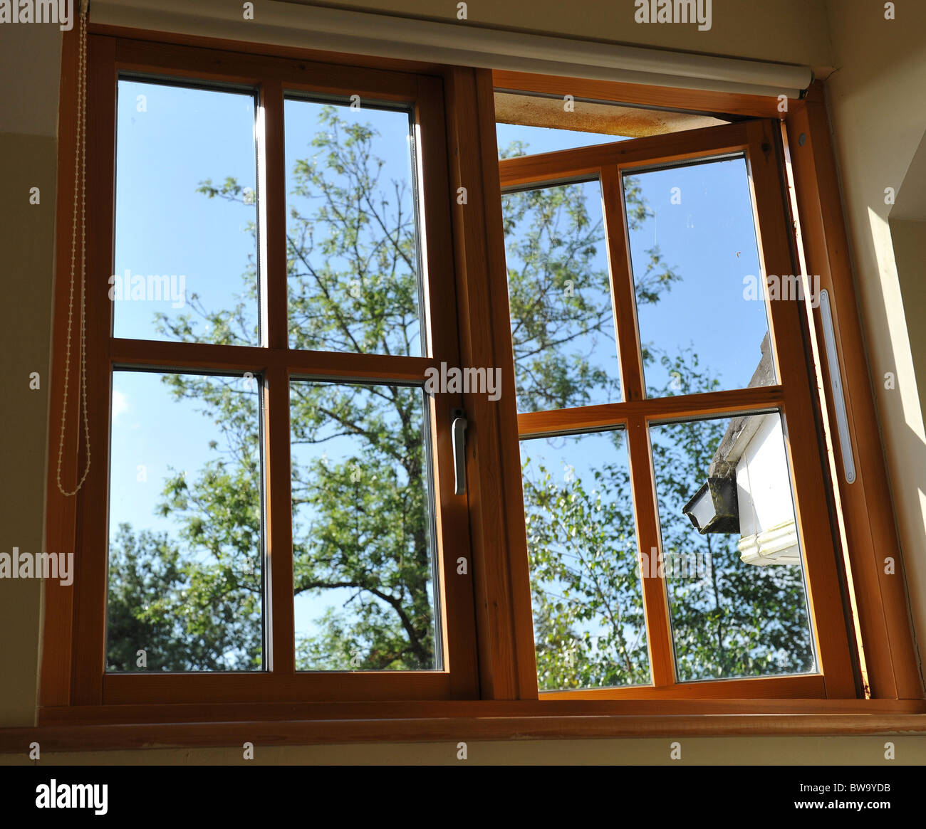 Châssis de fenêtre en bois avec double vitrage à la maison Photo Stock -  Alamy