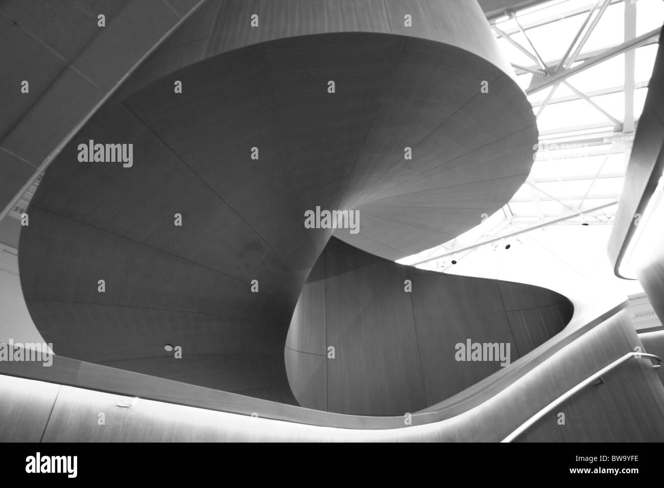 Escalier courbe en noir et blanc Banque D'Images