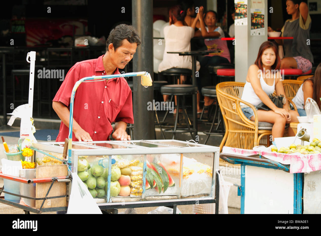 Vendeur de rue Thai man vendant de la nourriture dans la rue. Pattaya, Thaïlande, Octobre 2010 Banque D'Images