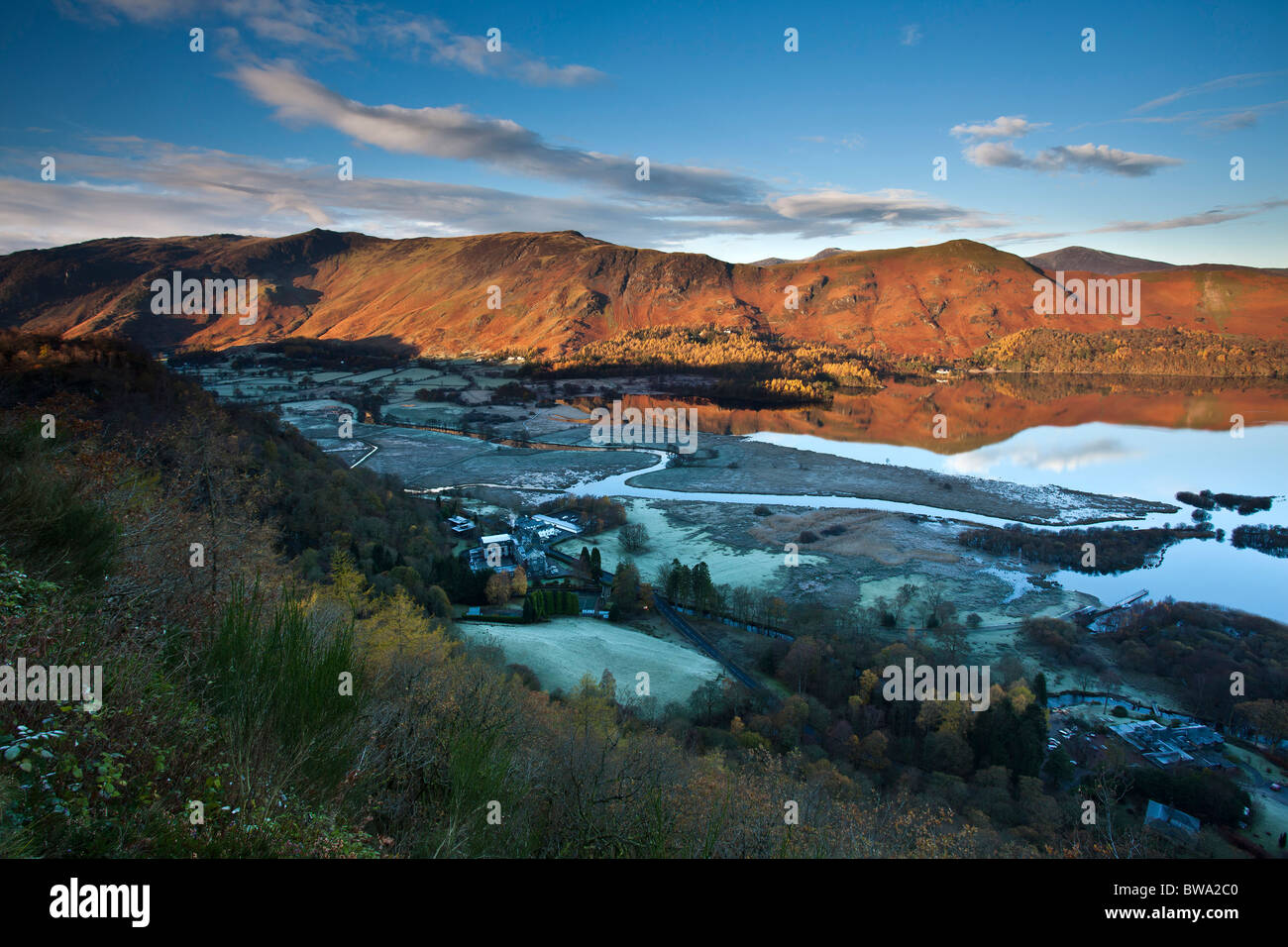 Frosty matin de novembre, surprise, les lacs anglais Derwentwater, Cumbria Banque D'Images