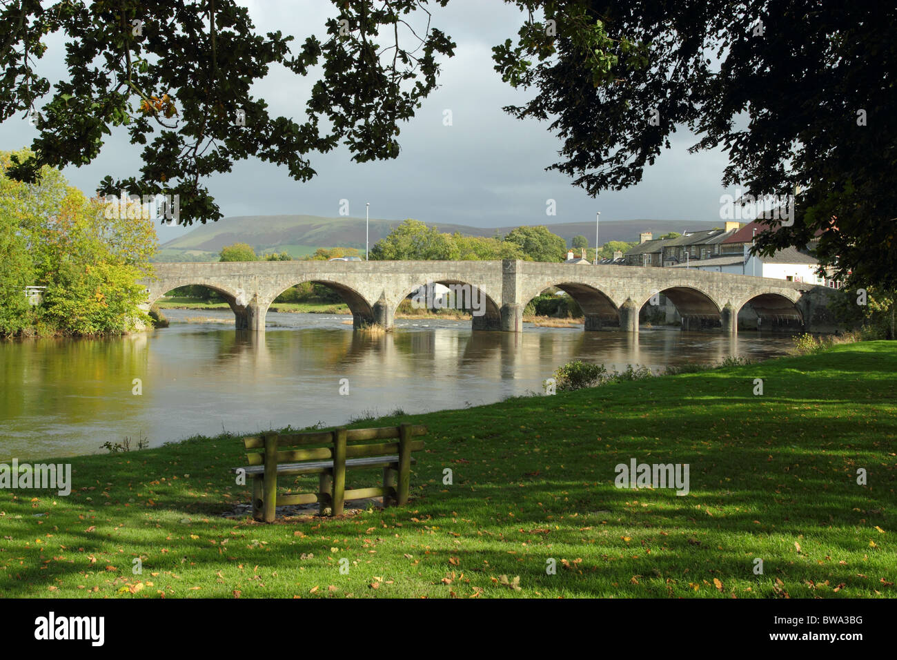 Pont sur la rivière Wye à Builth Wells, le Pays de Galles au Royaume-Uni. Banque D'Images