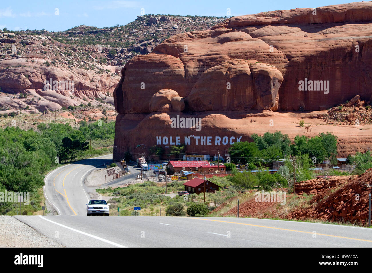 Trou dans la roche le long de l'attraction touristique la route U.S. Route 191 près de Moab, Utah, USA. Banque D'Images