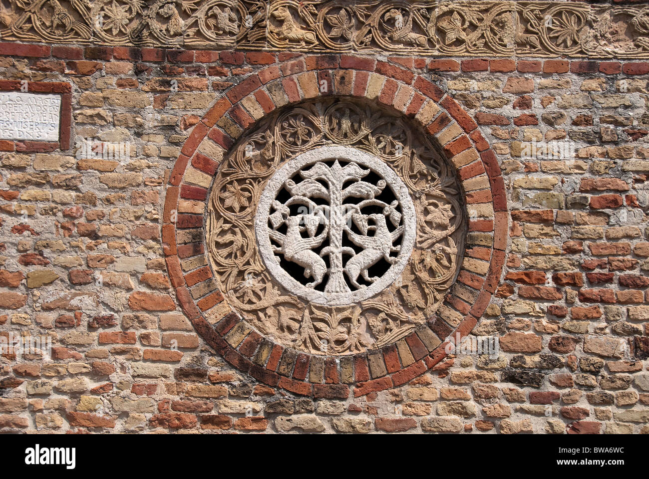 Détail de la façade de l'abbaye de Pomposa, province de Ferrare en Émilie-Romagne Banque D'Images