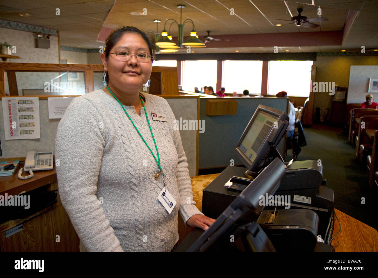 Femme Navajo travaillant comme hôtesse dans un restaurant East, New Mexico, USA. Banque D'Images