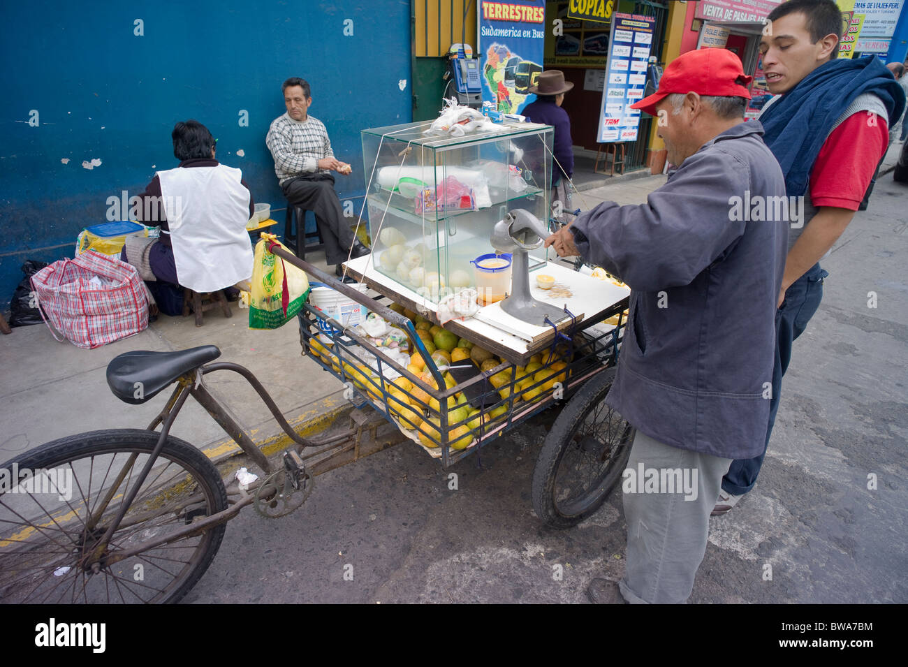 La vente de l'homme de jus d'orange frais pressé stand tricycle, Lima, Pérou Banque D'Images