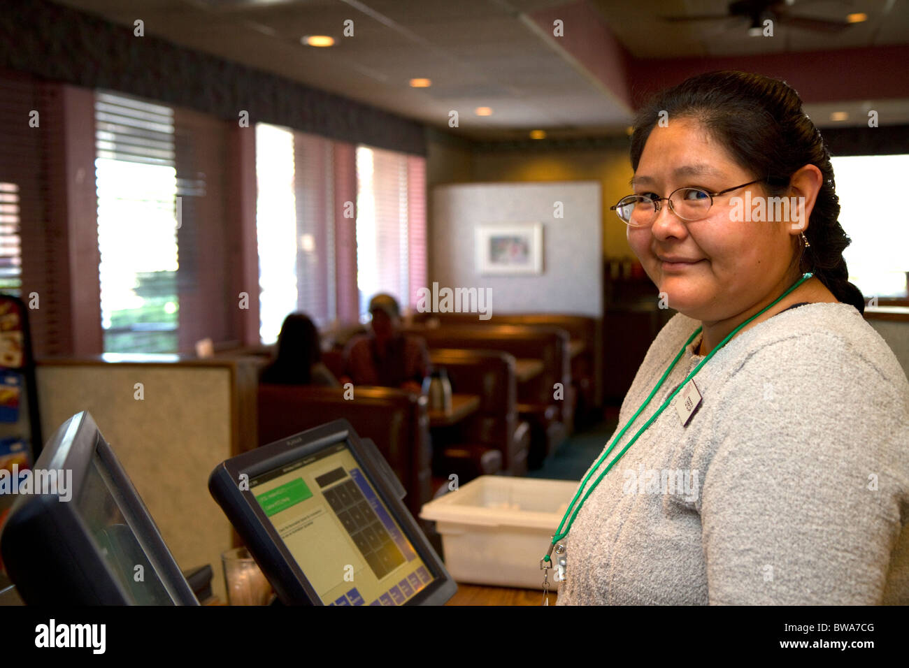 Femme Navajo travaillant comme hôtesse dans un restaurant East, New Mexico, USA. Banque D'Images