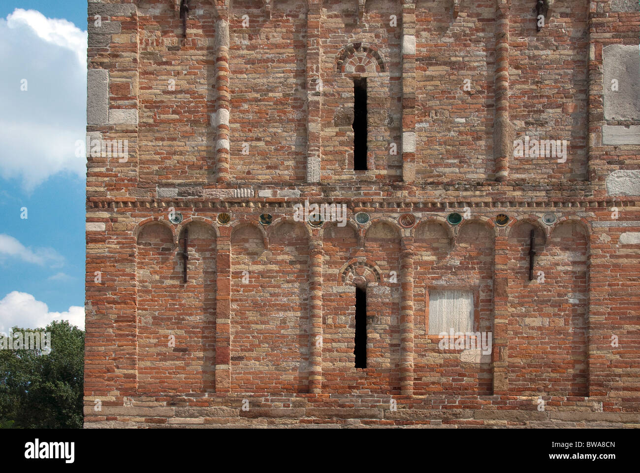 Détail du beffroi - Chef d'œuvre à l'art roman - Abbaye de Pomposa, province de Ferrare en Émilie-Romagne Banque D'Images