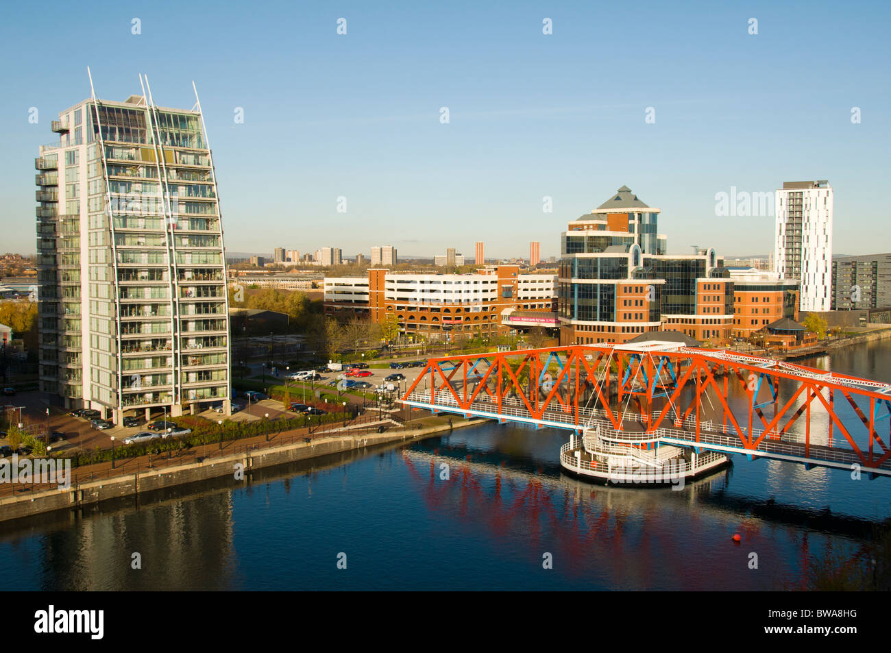 NV bloc d'appartement de l'édifice Victoria et le pont de Detroit, Huron et Érié Bassins, Salford Quays, Manchester, Angleterre, RU Banque D'Images