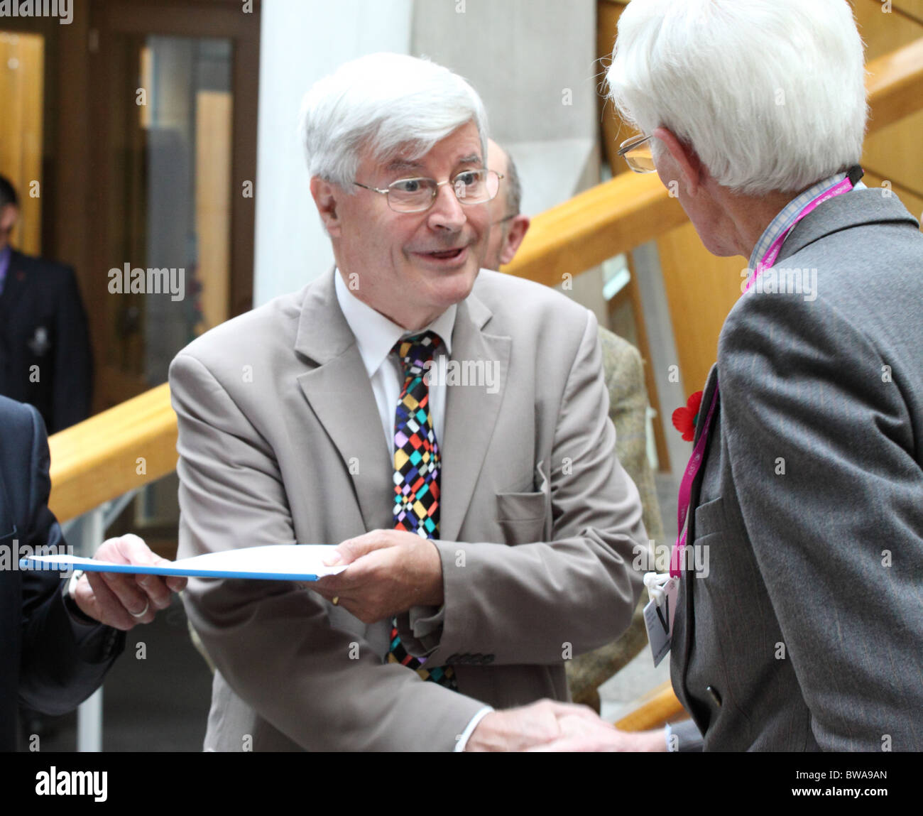 Parti Vert écossais Robin Harper reçoit MSP pétition de Dr Jim Swire campagne contre la libération de Lockerbie bomber Banque D'Images