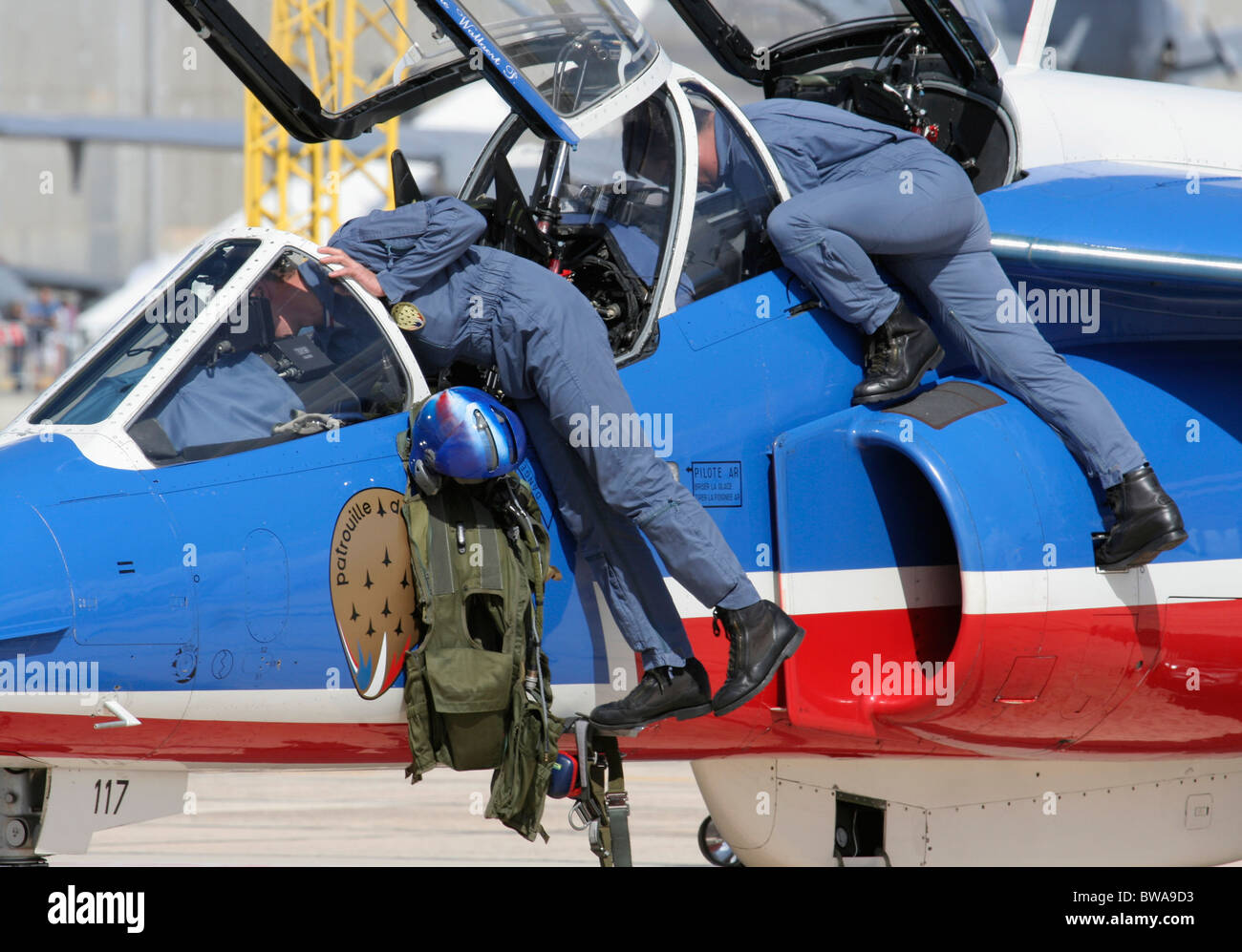Patrouille de France l'équipe au sol l'exécution de vérifications avant vol sur l'un des aéronefs Alpha Jet de l'équipe Banque D'Images