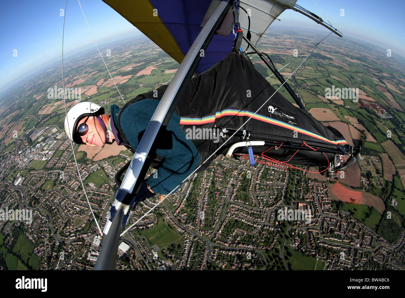 L'homme sur powered planeur au-dessus dans le Worcestershire Malvern Royaume-uni Banque D'Images