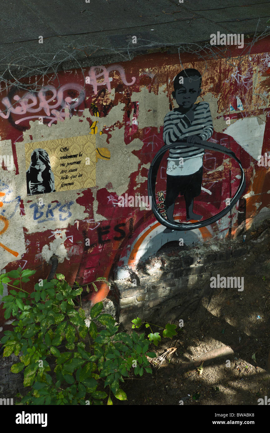 L'enfant et de pochoirs papier mural graffito d'une femme sur un mur près de l'flutgragen à Berlin (alt-treptow, Kreuzberg), Allemagne Banque D'Images