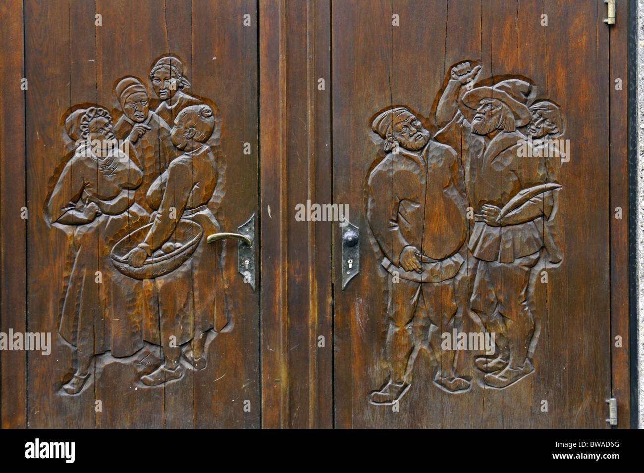 La vieille ville de Salzbourg Autriche sculpté en bois Portes de garage détail Banque D'Images