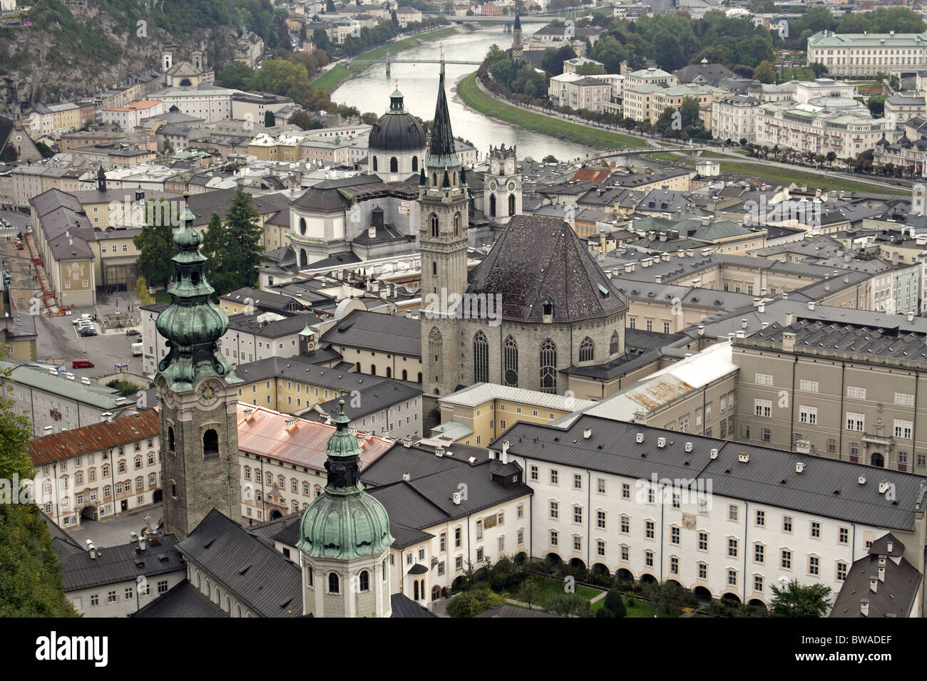 Autriche Salzbourg ancienne vue de la ville de castle y compris la cathédrale et la rivière Salzach Banque D'Images