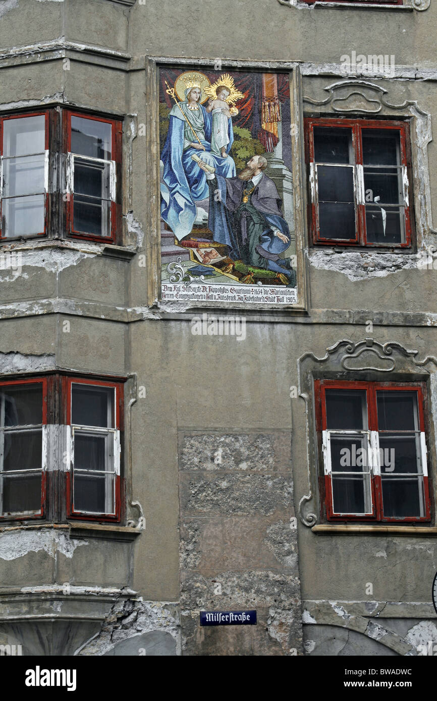 Autriche Tyrol Tyrol Hall mosaïque religieuse en céramique sur bâtiment abandonné Banque D'Images