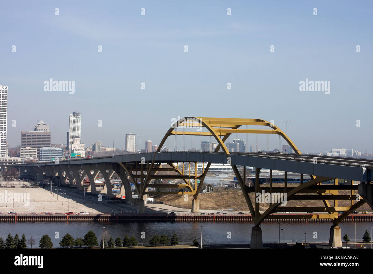 Toits de Milwaukee Wisconsin Lac Hoan Pont sur la rivière Menomonee Valley Industrielle Banque D'Images