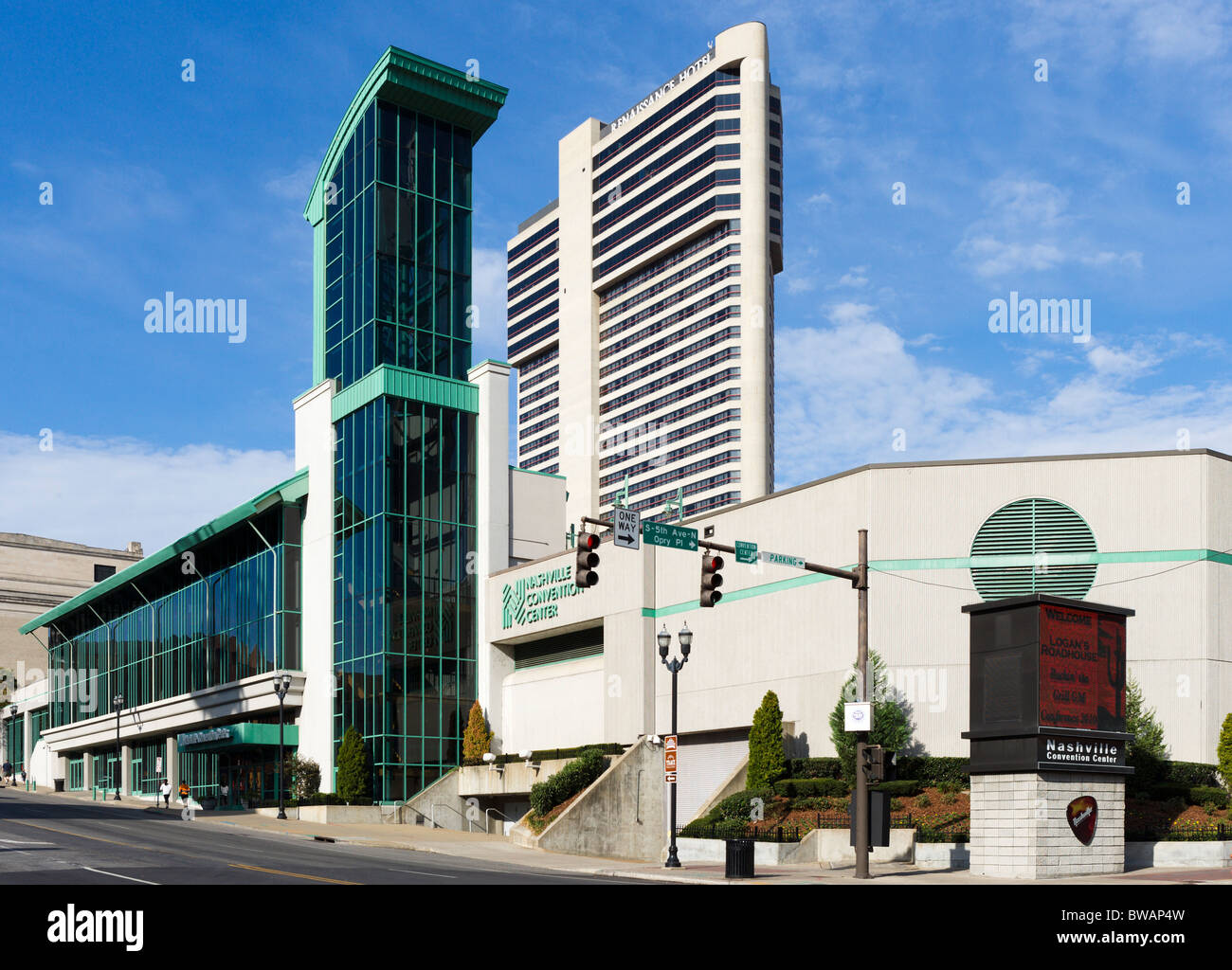 Centre de Convention de Nashville à l'angle de Broadway et de la 5e avec le Renaissance Hotel derrière, le District, Nashville, Tennessee Banque D'Images