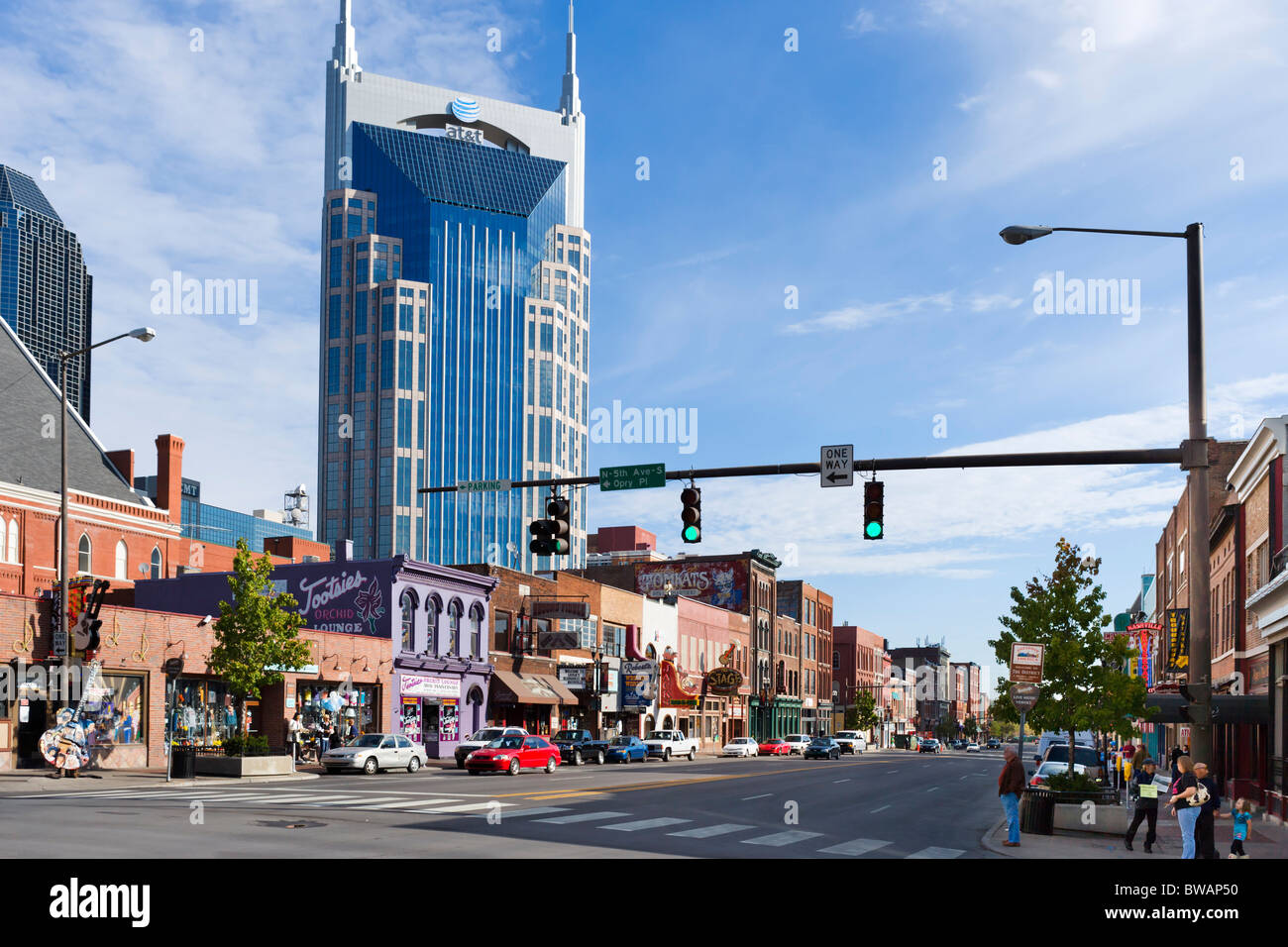 Broadway avec le bâtiment derrière AT&T, le District, Nashville, Tennessee, USA Banque D'Images