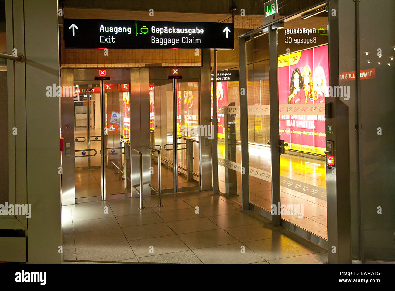 Portes bagages à l'aéroport de Cologne Banque D'Images