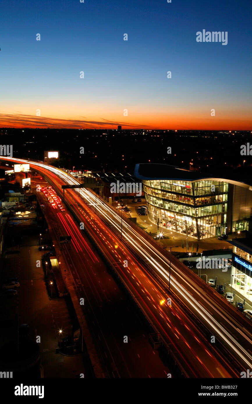 Voir l'ouest le long de la section surélevée de l'autoroute M4 à Brentford, London, UK Banque D'Images