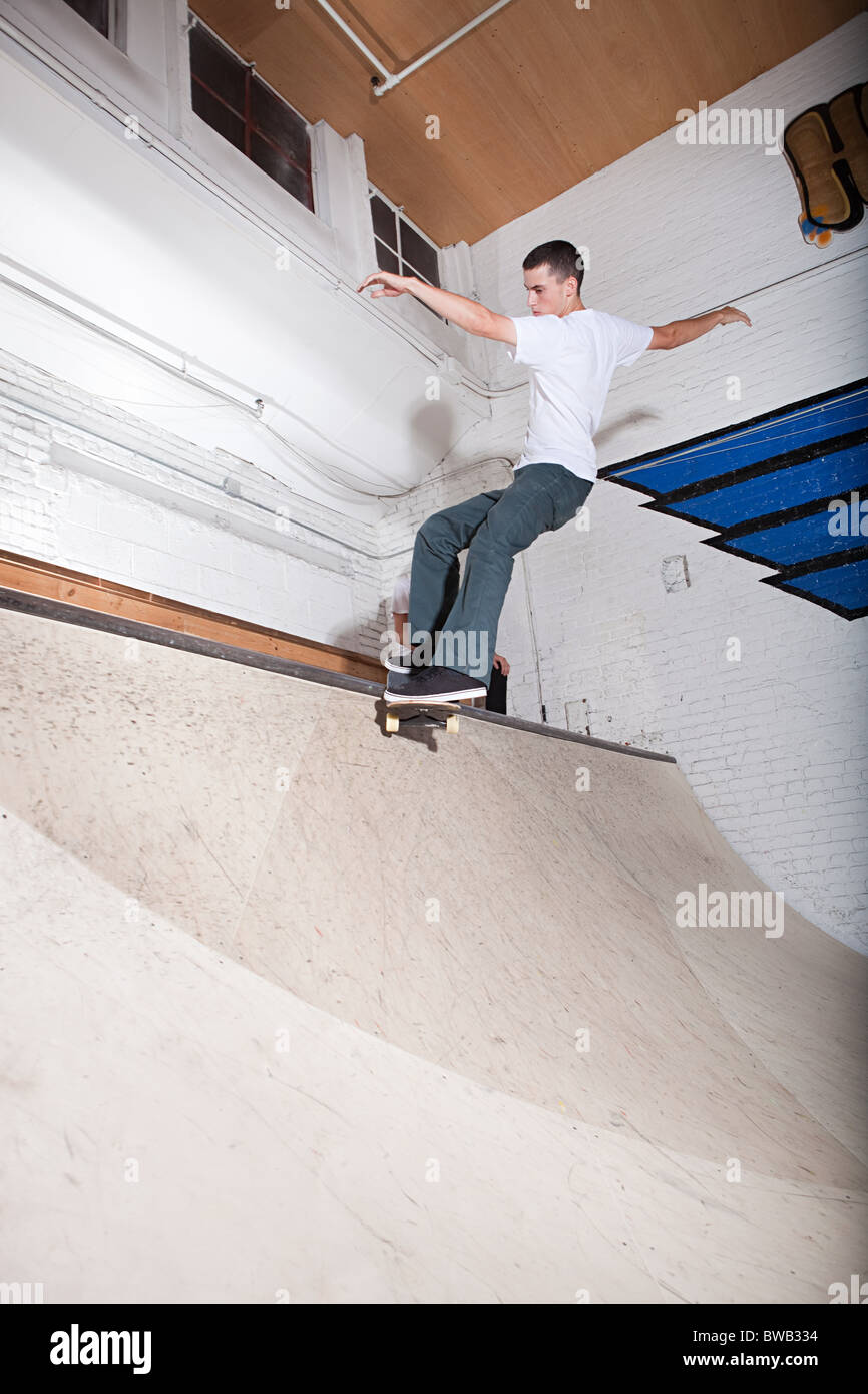 La planche sur la rampe de skate park Banque D'Images