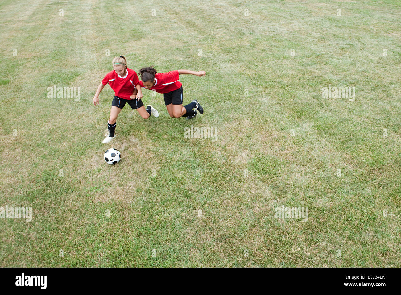 Les filles jouant au football Banque D'Images