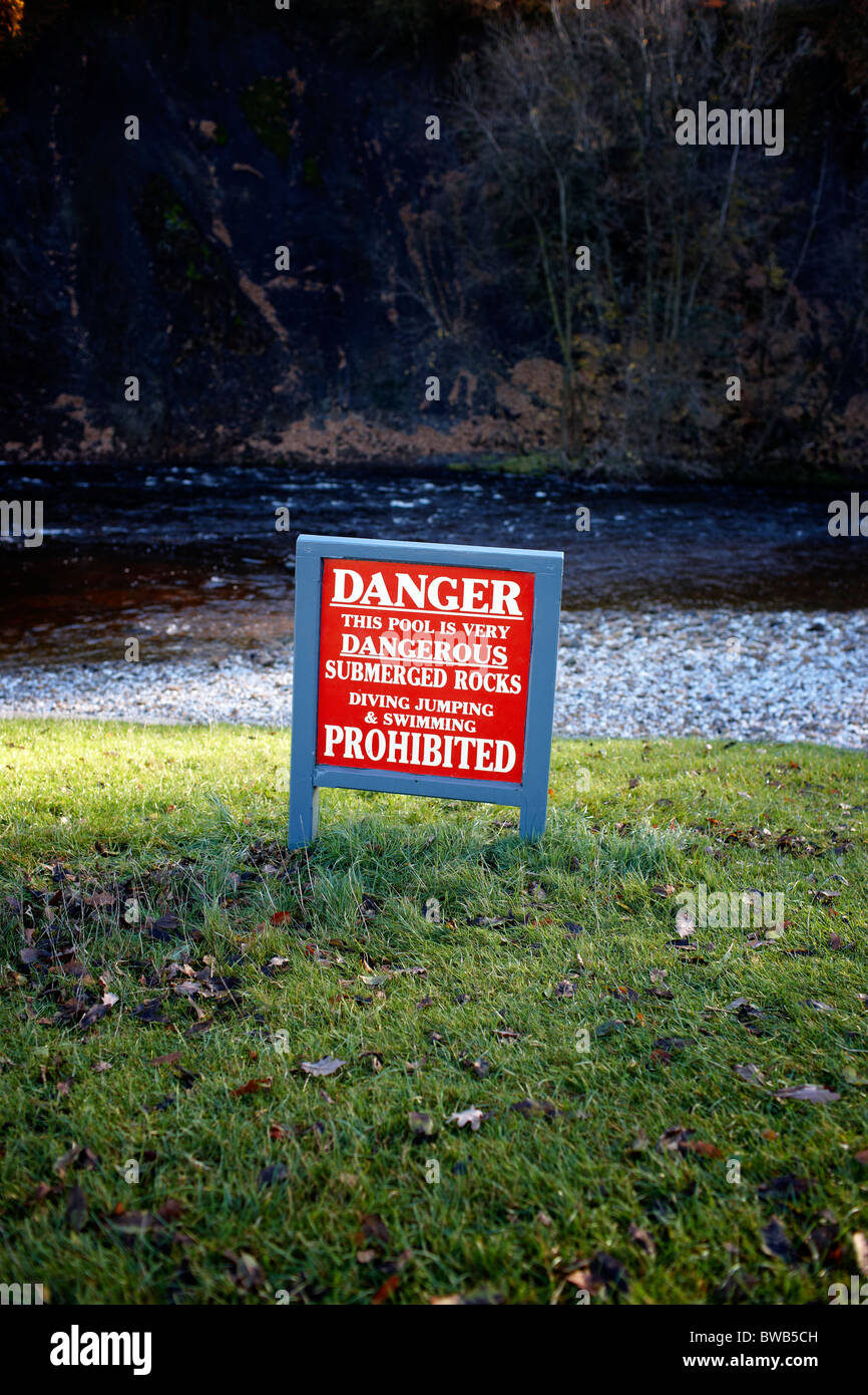 Le signe de danger par la rivière Wharfe à Bolton Abbey, North Yorkshire Banque D'Images
