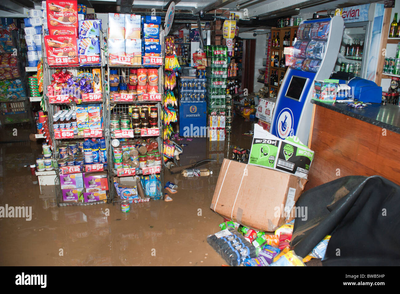 À l'intérieur d'une boutique à Mevagissey Cornwall inondées après les inondations du 17 novembre 2010 Banque D'Images