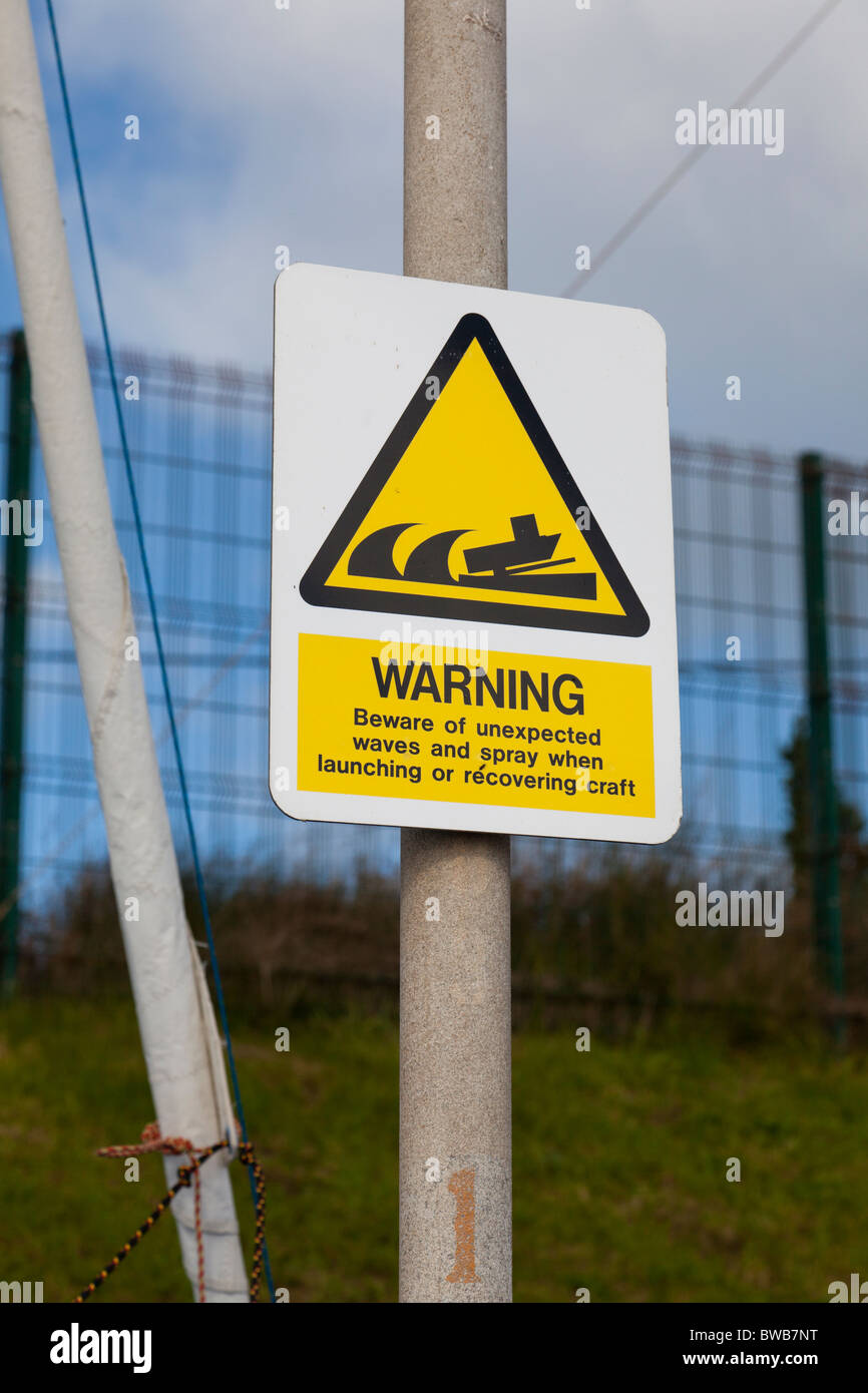 Panneau d'AVERTISSEMENT - Attention aux vagues inattendues et spray Banque D'Images