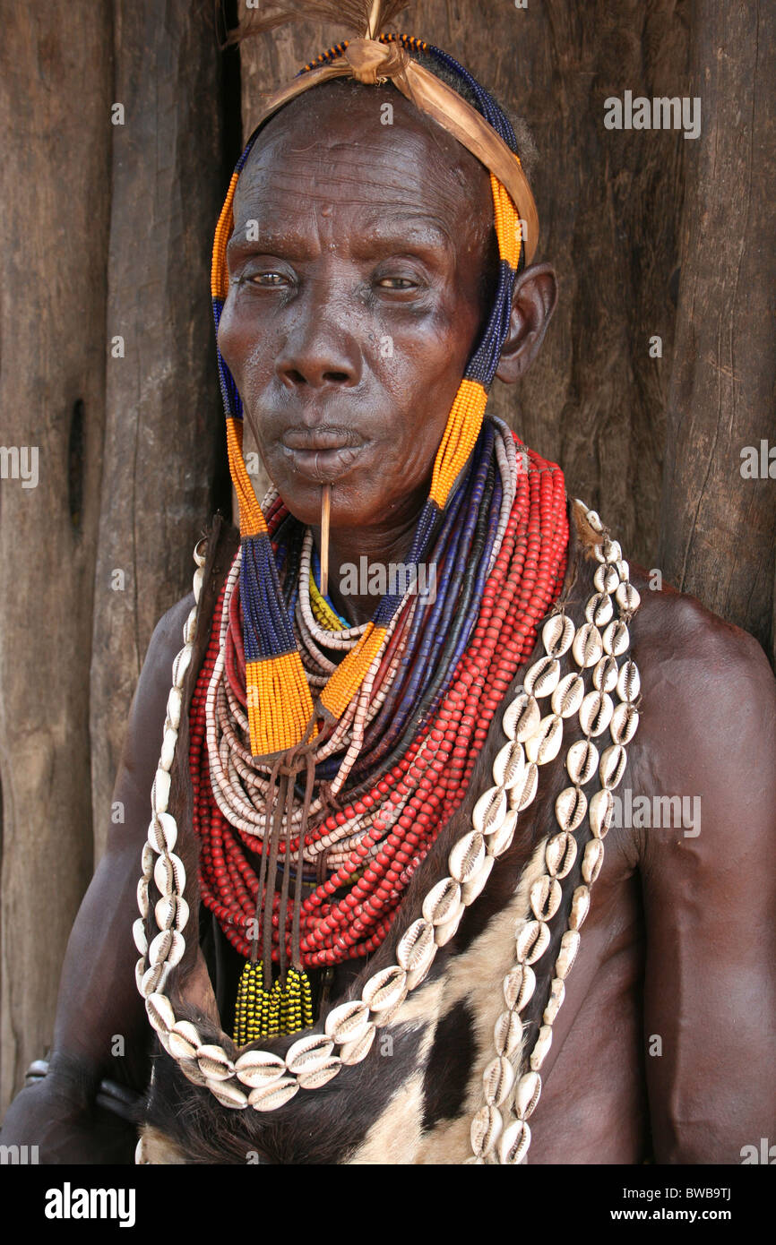 Personnes âgées de la tribu Karo Femme portant Collier et boucles dans la vallée de l'Omo en Ethiopie Banque D'Images