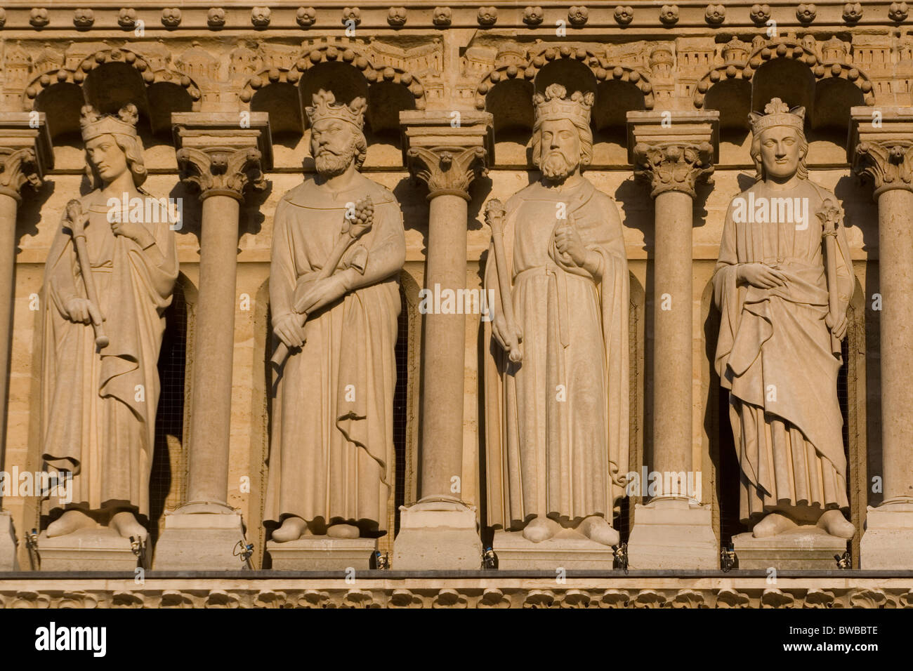 Statues bibliques sur les portails de la façade ouest de la cathédrale Notre-Dame Banque D'Images